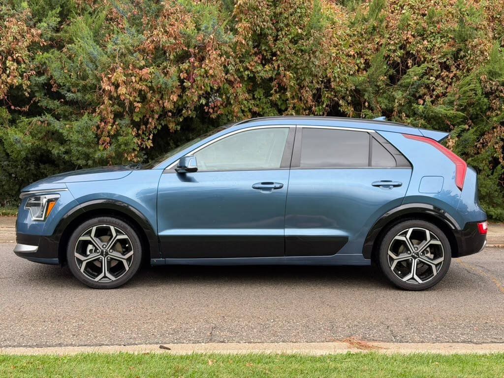 Used 2023 Kia Niro EX Touring FWD image 2