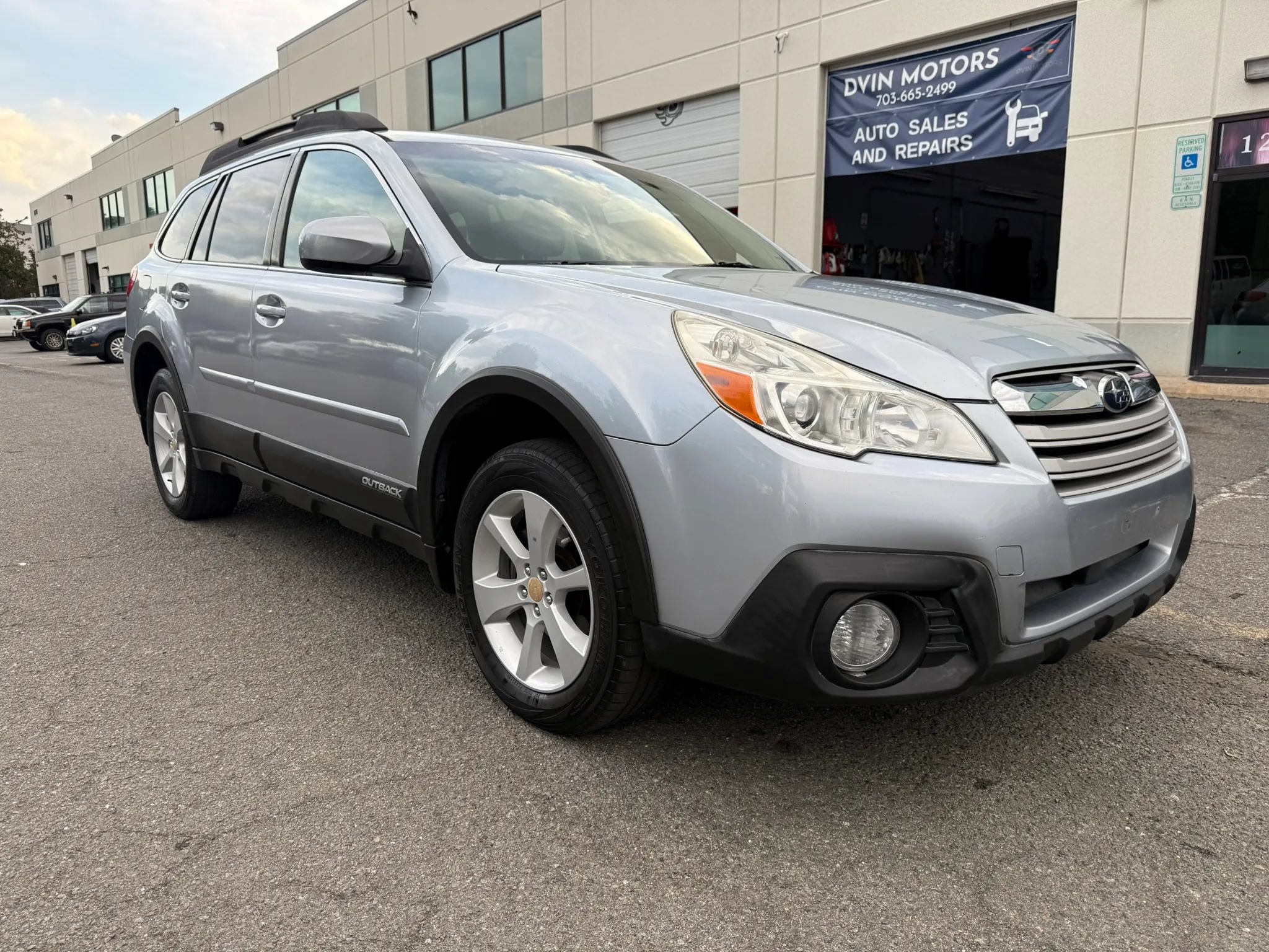 Used 2014 Subaru Outback 2.5i Premium w/ Moonroof Package AWD/4WD image 2
