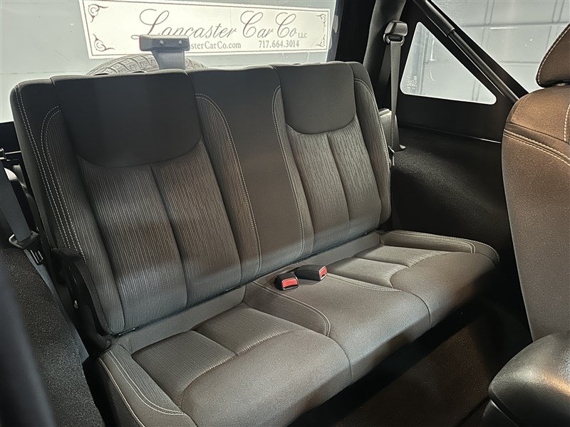 Used 2018 Jeep Wrangler Sahara w/ Connectivity Group AWD/4WD image 12