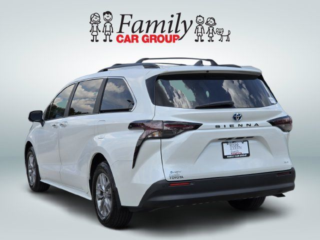 Used 2025 Toyota Sienna XLE FWD image 3