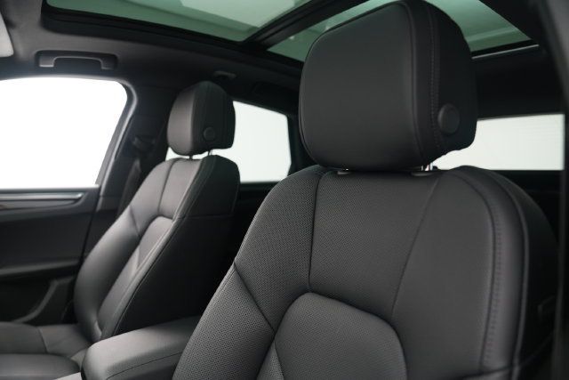 Certified 2026 Porsche Macan AWD/4WD image 13