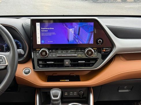 Used 2024 Toyota Highlander Platinum image 18