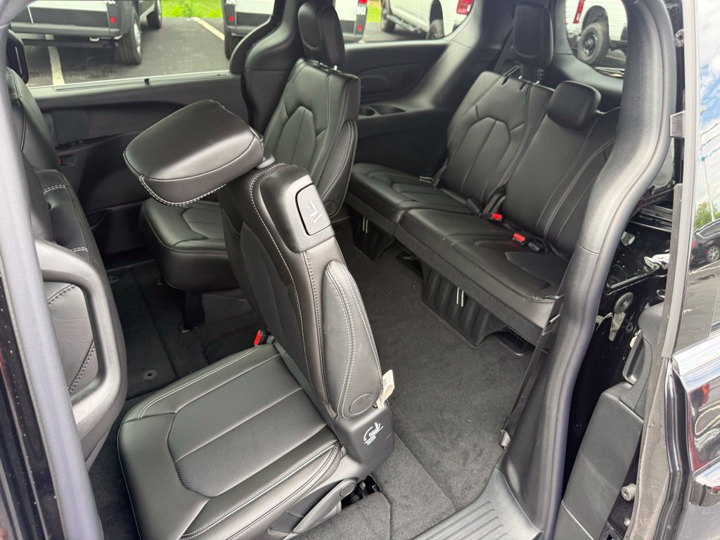 New 2027 Chrysler Pacifica Select w/ Family Tech Group FWD image 33