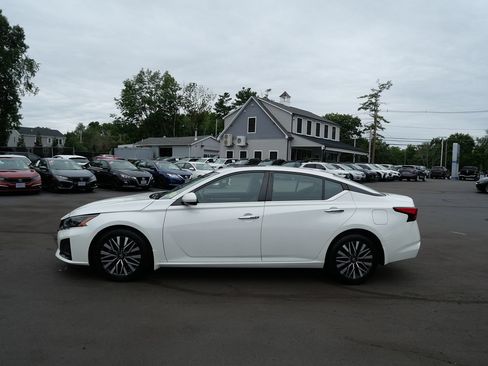 Used 2023 Nissan Altima 2.5 SV w/ SV Premium Package FWD image 4