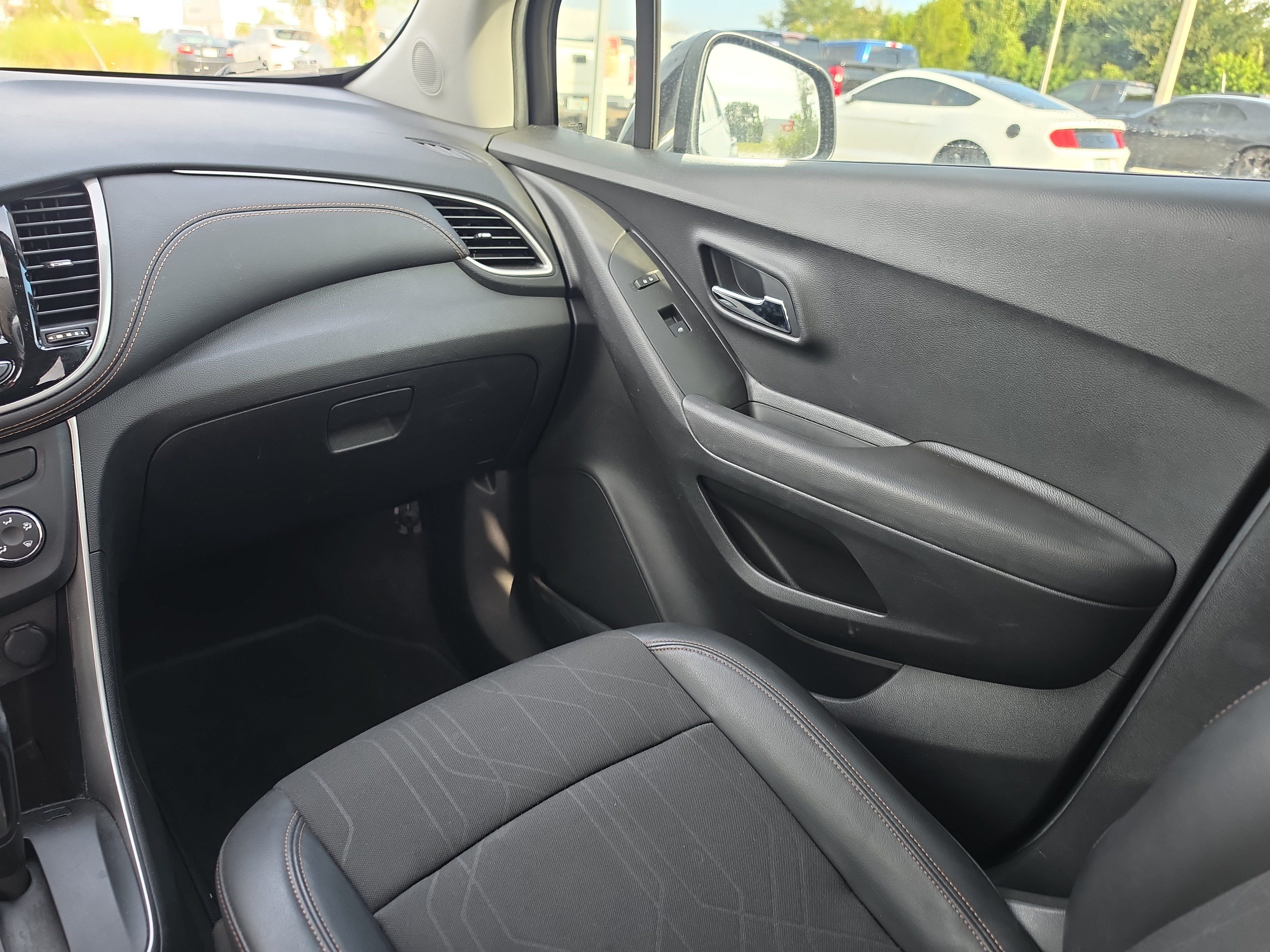 Used 2020 Chevrolet Trax LT w/ LT Convenience Package FWD image 10