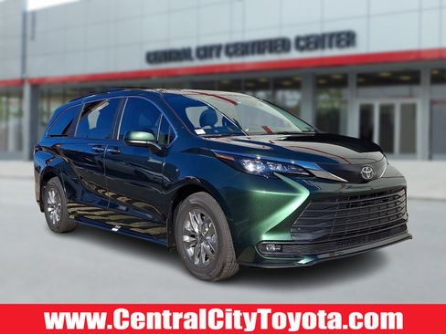 Used 2026 Toyota Sienna XLE image 1