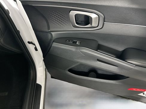 Used 2024 Kia Sorento S image 32