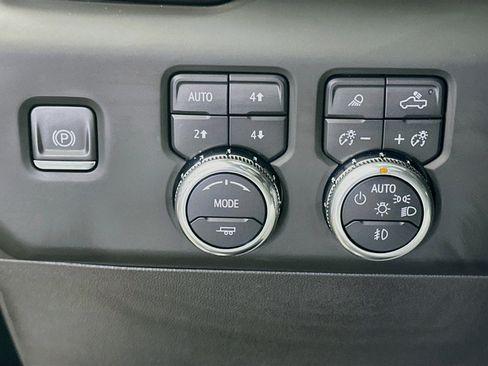 Used 2024 GMC Sierra 1500 Denali w/ Technology Package AWD/4WD image 17
