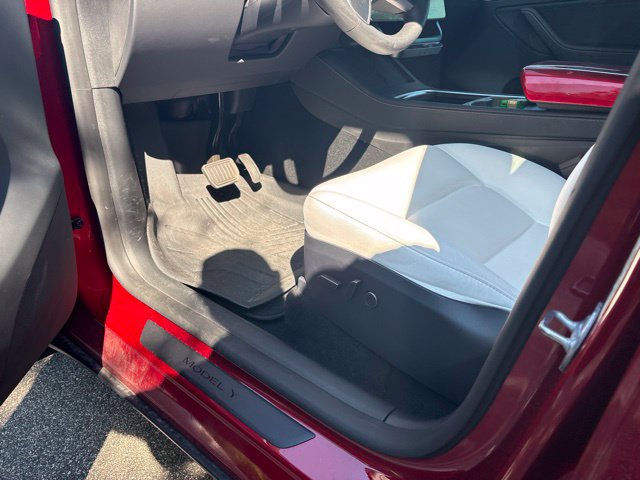 Used 2024 Tesla Model Y Long Range AWD/4WD image 3
