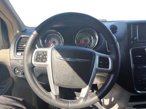 Used 2015 Chrysler Town & Country Touring FWD image 23