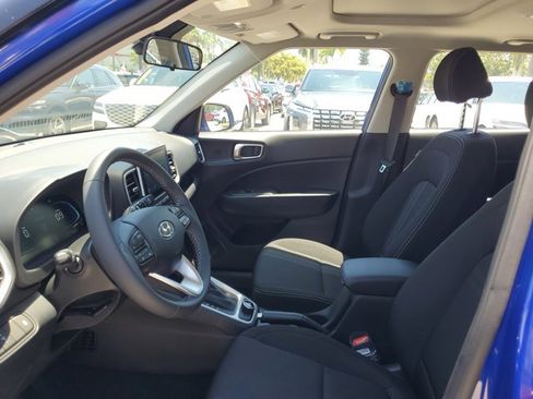 Certified 2025 Hyundai Venue SEL image 18