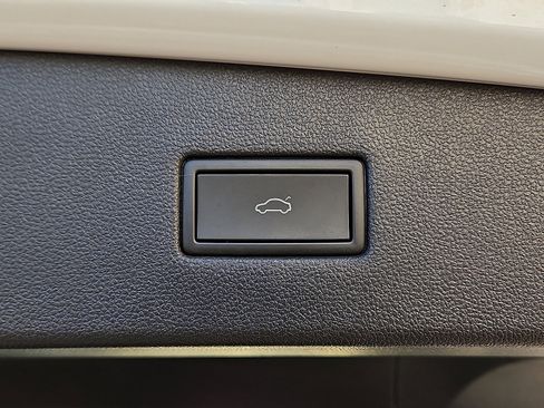 Certified 2022 Volkswagen Tiguan SE R-Line image 7