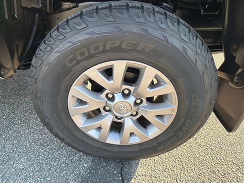Used 2019 Toyota Tacoma SR5 AWD/4WD image 30