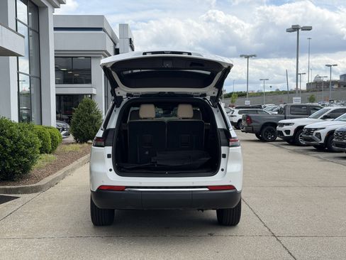 Used 2023 Jeep Grand Cherokee L Limited AWD/4WD image 11