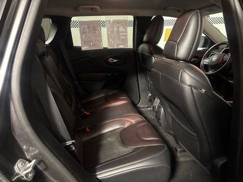 Used 2019 Jeep Cherokee Latitude Plus AWD/4WD image 16