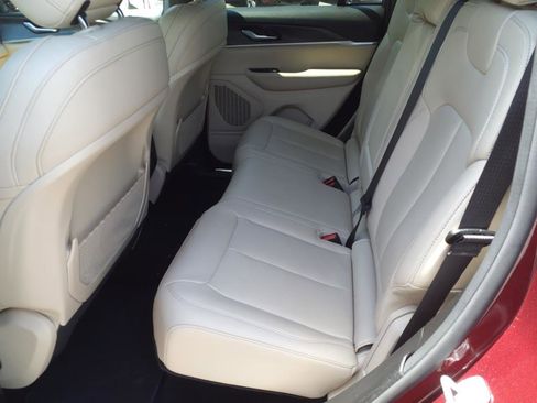 Used 2024 Jeep Grand Cherokee Limited image 4