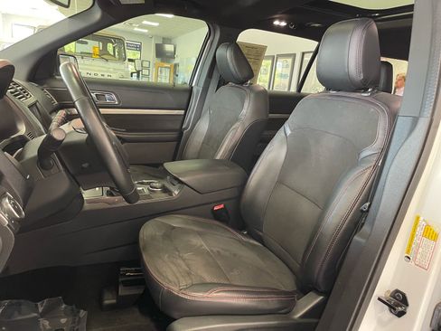 Used 2019 Ford Explorer XLT w/ Equipment Group 202A AWD/4WD image 26