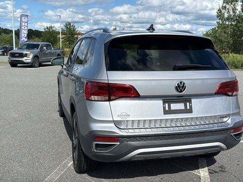 Used 2023 Volkswagen Taos SE w/ Panoramic Sunroof Package AWD/4WD image 8