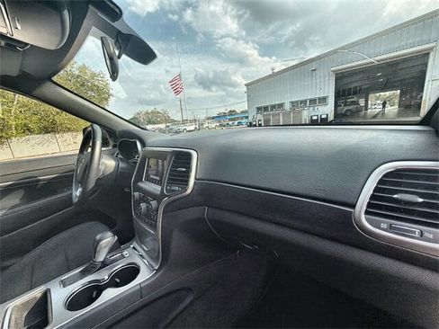Used 2018 Jeep Grand Cherokee Laredo image 27