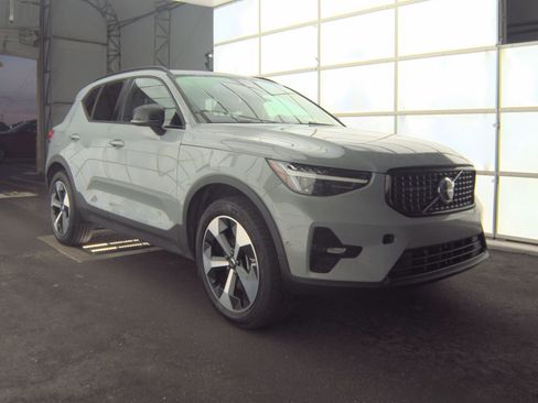 Used 2026 Volvo XC40 B5 Plus AWD/4WD image 4