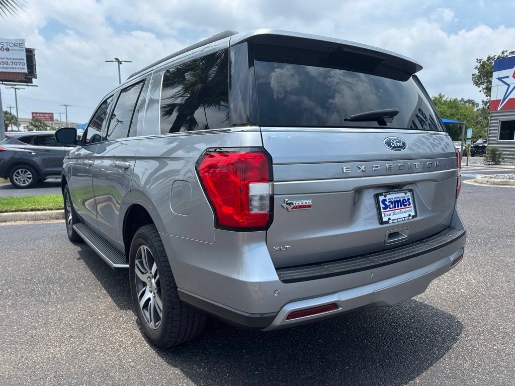 Used 2023 Ford Expedition XLT RWD image 3