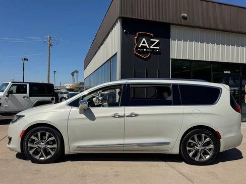 Used 2017 Chrysler Pacifica Limited w/ UConnect Theater Package FWD image 9