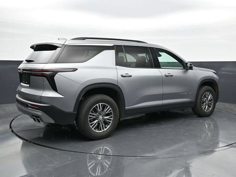 Used 2024 Chevrolet Traverse LT FWD image 2