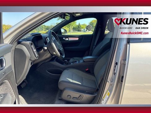 Used 2024 Volvo XC40 B5 Core image 10