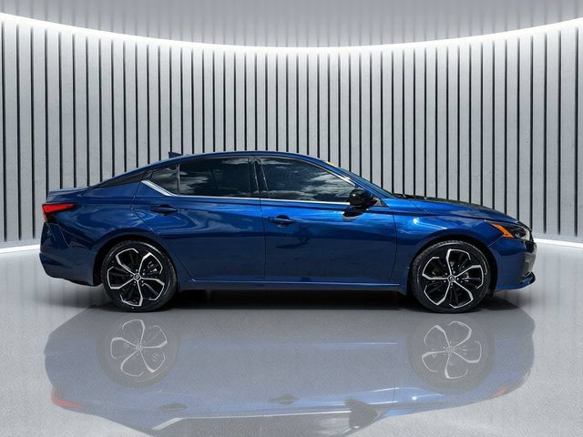 Used 2024 Nissan Altima 2.5 SR w/ SR Premium Package FWD image 3