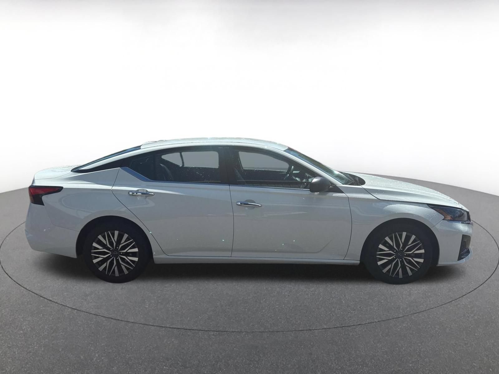 Used 2025 Nissan Altima 2.5 SV FWD image 14