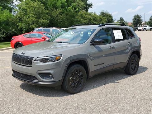 Used 2023 Jeep Cherokee Altitude Lux image 2