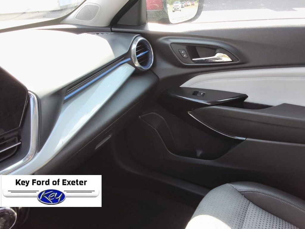 Used 2025 Chevrolet Trax LT FWD image 35