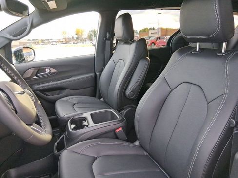 New 2026 Chrysler Pacifica Select image 15