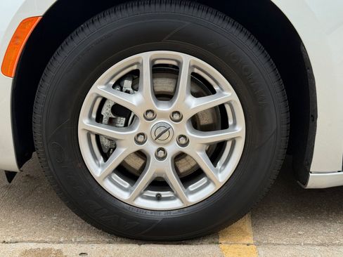 Used 2024 Chrysler Pacifica Touring-L image 6