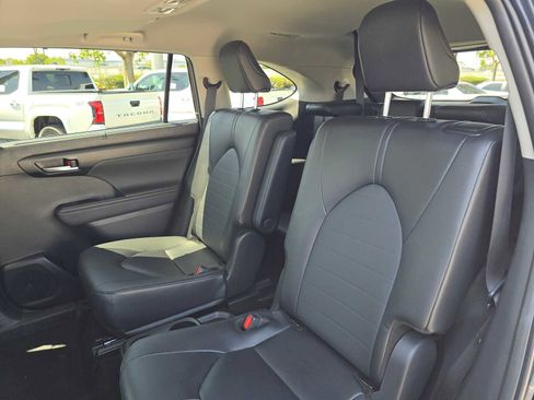 Certified 2025 Toyota Highlander XLE FWD image 21