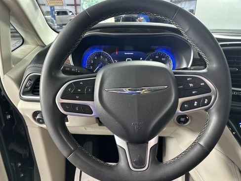 Used 2023 Chrysler Pacifica Limited FWD image 14