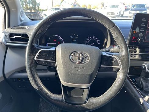 Used 2022 Toyota Sienna XLE image 38