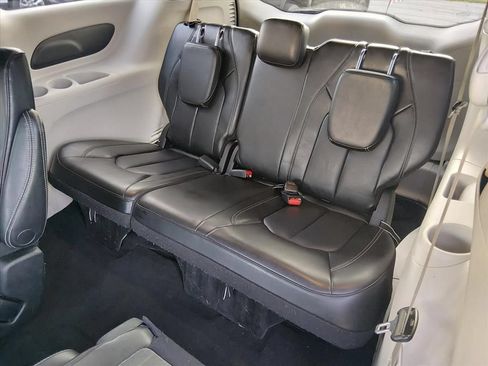 Used 2023 Chrysler Pacifica Touring-L FWD image 15
