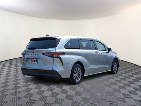 Certified 2021 Toyota Sienna XLE FWD image 5
