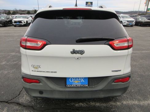 Used 2018 Jeep Cherokee Latitude image 4