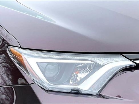 Used 2018 Toyota RAV4 LE w/ Carpet Mat Package image 27