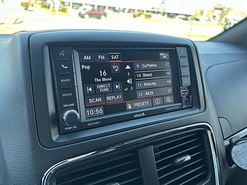 Used 2019 Dodge Grand Caravan SXT w/ Driver Convenience Group FWD image 13