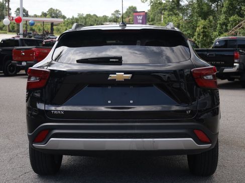 Used 2025 Chevrolet Trax LT FWD image 4
