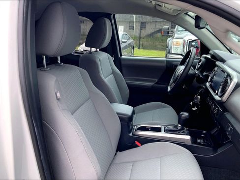 Used 2020 Toyota Tacoma SR5 AWD/4WD image 9