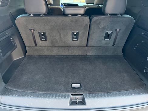 Used 2025 Chevrolet Traverse LT image 18
