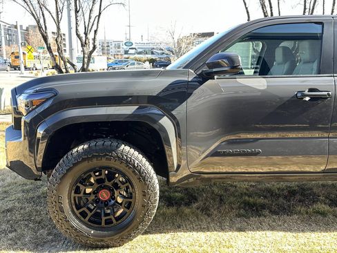 Used 2025 Toyota Tacoma SR5 AWD/4WD image 10