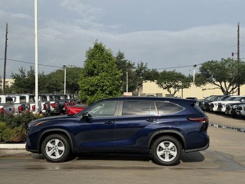 Certified 2025 Toyota Highlander LE FWD image 4