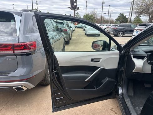 Used 2025 Toyota Corolla Cross LE w/ Moonroof Package FWD image 12