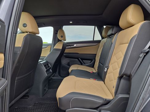 Used 2024 Volkswagen Atlas Cross Sport SE image 13