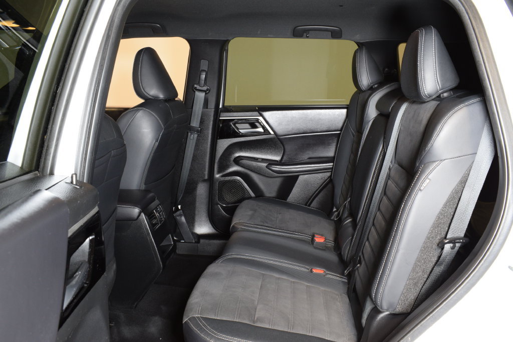 Used 2023 Mitsubishi Outlander SE AWD/4WD image 4